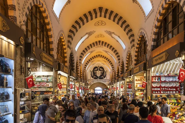 Spice market know as Egyptian Bazaar in city of Istanbul, Turkey — Stockfoto
