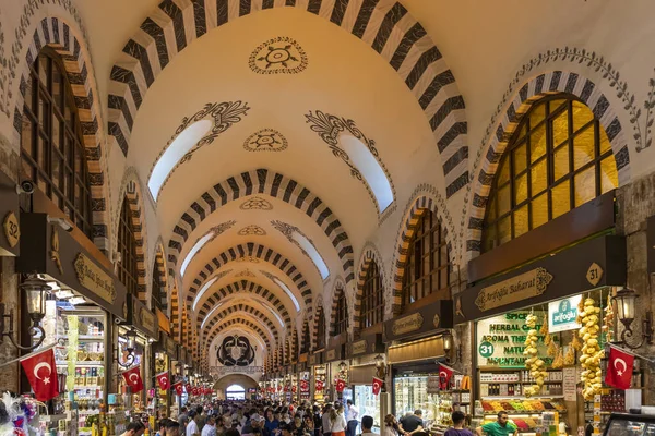 Spice market know as Egyptian Bazaar in city of Istanbul, Turkey — Stockfoto