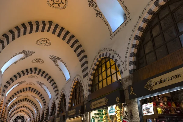 Ринок прянощів відомий як єгипетський базар у Стамбулі (Туреччина). — стокове фото