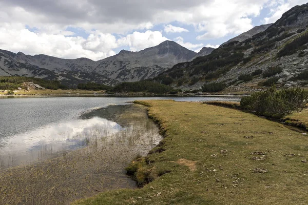 Landschap van Muratovo meer bij Pirin Mountain, Bulgarije — Stockfoto