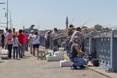 Türkiye 'nin İstanbul kentindeki Galata köprüsünde balıkçılar
