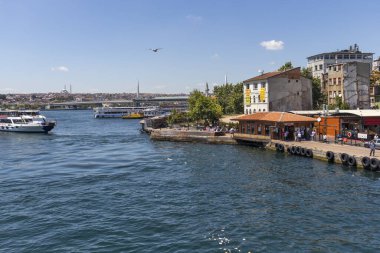 İstanbul, Türkiye 'deki Galata köprüsünden panoramik manzara
