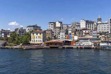 İstanbul, Türkiye 'deki Galata köprüsünden panoramik manzara