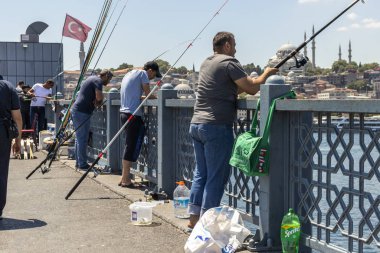 Türkiye 'nin İstanbul kentindeki Galata köprüsünde balıkçılar