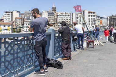 Türkiye 'nin İstanbul kentindeki Galata köprüsünde balıkçılar