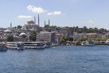 İstanbul, Türkiye 'deki Galata köprüsünden panoramik manzara