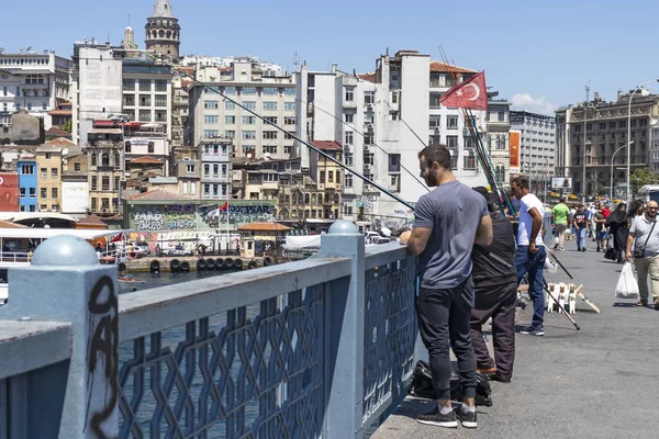 Türkiye 'nin İstanbul kentindeki Galata köprüsünde balıkçılar