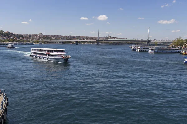 Vista panorâmica da ponte de Galata na cidade de Istambul, Turquia — Fotografia de Stock