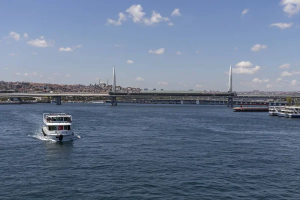 İstanbul, Türkiye 'deki Galata köprüsünden panoramik manzara