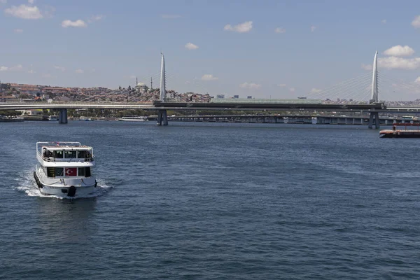 İstanbul, Türkiye 'deki Galata köprüsünden panoramik manzara