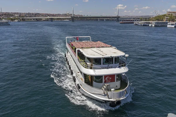 Vista panorâmica da ponte de Galata na cidade de Istambul, Turquia — Fotografia de Stock