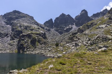 İnanılmaz Korkunç Göl Manzarası (Strashnoto Gölü), Rila Dağı, Bulgaristan