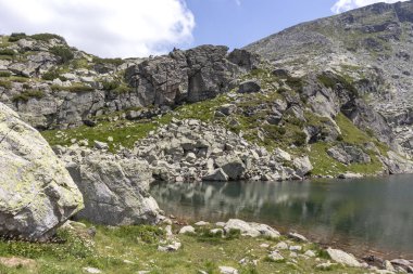 İnanılmaz Korkunç Göl Manzarası (Strashnoto Gölü), Rila Dağı, Bulgaristan
