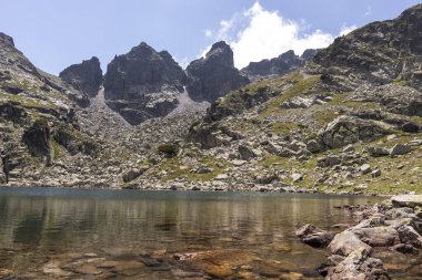 İnanılmaz Korkunç Göl Manzarası (Strashnoto Gölü), Rila Dağı, Bulgaristan