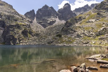 İnanılmaz Korkunç Göl Manzarası (Strashnoto Gölü), Rila Dağı, Bulgaristan