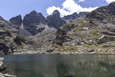 İnanılmaz Korkunç Göl Manzarası (Strashnoto Gölü), Rila Dağı, Bulgaristan
