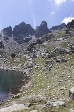 İnanılmaz Korkunç Göl Manzarası (Strashnoto Gölü), Rila Dağı, Bulgaristan