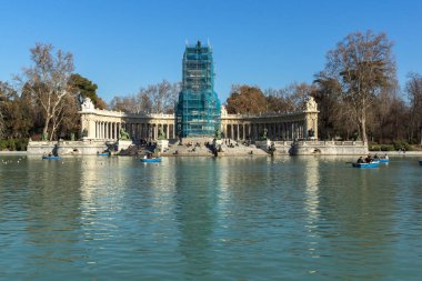 Madrid, İspanya - 22 Ocak 2018: Büyük gölet Retiro ve anıt Alfonso XII Retiro Park City, Madrid, İspanya