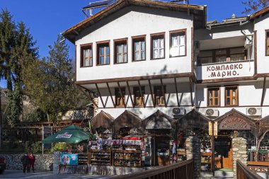 Melnik, Bulgaristan - 31 Aralık 2019: Bulgaristan 'ın Blagoevgrad bölgesindeki tarihi Melnik kasabasındaki tipik sokak ve eski evler