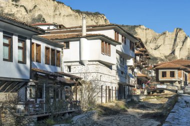 Melnik, Bulgaristan - 31 Aralık 2019: Bulgaristan 'ın Blagoevgrad bölgesindeki tarihi Melnik kasabasındaki tipik sokak ve eski evler