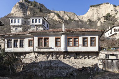 Melnik, Bulgaristan - 31 Aralık 2019: Bulgaristan 'ın Blagoevgrad bölgesindeki tarihi Melnik kasabasındaki tipik sokak ve eski evler
