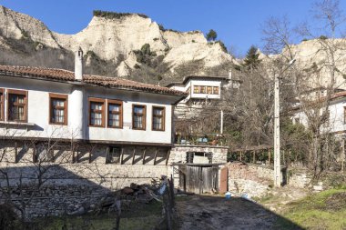 Melnik, Bulgaristan - 31 Aralık 2019: Bulgaristan 'ın Blagoevgrad bölgesindeki tarihi Melnik kasabasındaki tipik sokak ve eski evler
