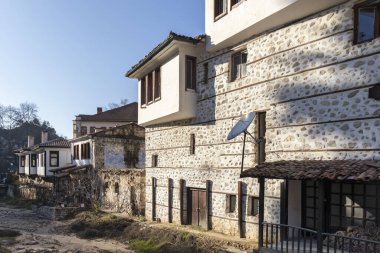 Melnik, Bulgaristan - 31 Aralık 2019: Bulgaristan 'ın Blagoevgrad bölgesindeki tarihi Melnik kasabasındaki tipik sokak ve eski evler