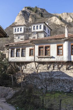Melnik, Bulgaristan - 31 Aralık 2019: Bulgaristan 'ın Blagoevgrad bölgesindeki tarihi Melnik kasabasındaki tipik sokak ve eski evler