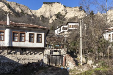 Melnik, Bulgaristan - 31 Aralık 2019: Bulgaristan 'ın Blagoevgrad bölgesindeki tarihi Melnik kasabasındaki tipik sokak ve eski evler