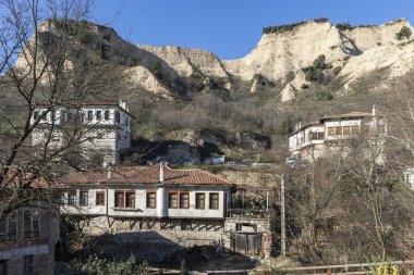 Melnik, Bulgaristan - 31 Aralık 2019: Bulgaristan 'ın Blagoevgrad bölgesindeki tarihi Melnik kasabasındaki tipik sokak ve eski evler