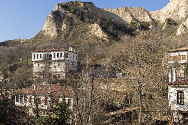 Melnik, Bulgaristan - 31 Aralık 2019: Bulgaristan 'ın Blagoevgrad bölgesindeki tarihi Melnik kasabasındaki tipik sokak ve eski evler