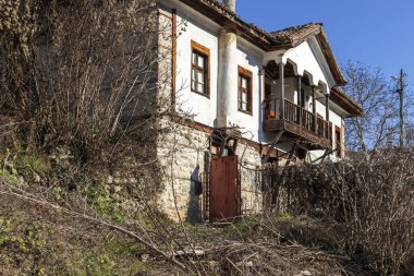 Melnik, Bulgaristan - 31 Aralık 2019: Bulgaristan 'ın Blagoevgrad bölgesindeki tarihi Melnik kasabasındaki tipik sokak ve eski evler