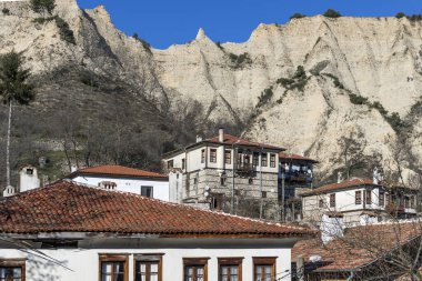 Melnik, Bulgaristan - 31 Aralık 2019: Bulgaristan 'ın Blagoevgrad bölgesindeki tarihi Melnik kasabasındaki tipik sokak ve eski evler