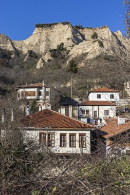 Melnik, Bulgaristan - 31 Aralık 2019: Bulgaristan 'ın Blagoevgrad bölgesindeki tarihi Melnik kasabasındaki tipik sokak ve eski evler