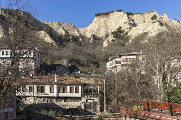 メルニク ブルガリア 2019年12月31日 ブルガリア ブラゴエヴグラード州メルニクの歴史的な町の典型的な通りと古い家 — ストック写真