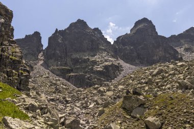Ürkütücü (Strashnoto) Gölü 'nden Kupens tepelerine, Rila Dağı, Bulgaristan