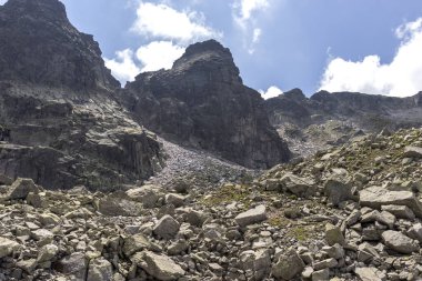 Ürkütücü (Strashnoto) Gölü 'nden Kupens tepelerine, Rila Dağı, Bulgaristan