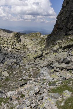 Ürkütücü (Strashnoto) Gölü 'nden Kupens tepelerine, Rila Dağı, Bulgaristan