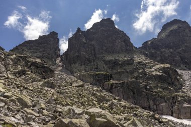Ürkütücü (Strashnoto) Gölü 'nden Kupens tepelerine, Rila Dağı, Bulgaristan