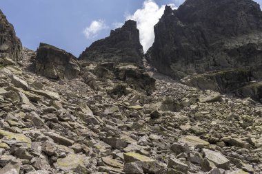 Ürkütücü (Strashnoto) Gölü 'nden Kupens tepelerine, Rila Dağı, Bulgaristan