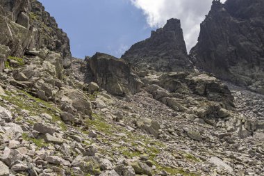 Ürkütücü (Strashnoto) Gölü 'nden Kupens tepelerine, Rila Dağı, Bulgaristan