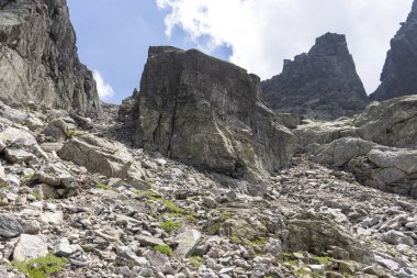 Ürkütücü (Strashnoto) Gölü 'nden Kupens tepelerine, Rila Dağı, Bulgaristan