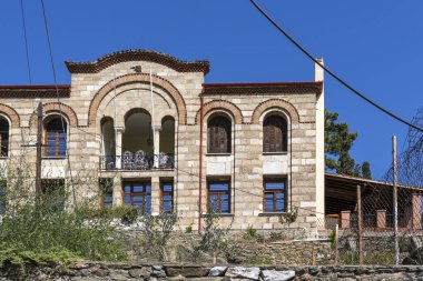 Selanik, Yunanistan - 22 Eylül 2019: Yunanistan 'ın orta Makedonya kenti Selanik' teki Ano Poli 'de (Yukarı Kent) tipik sokak ve bina