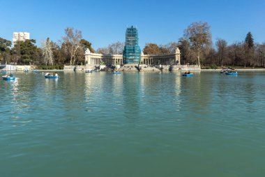 Madrid, İspanya - 22 Ocak 2018: Büyük gölet Retiro ve anıt Alfonso XII Retiro Park City, Madrid, İspanya