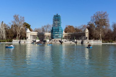 Madrid, İspanya - 22 Ocak 2018: Büyük gölet Retiro ve anıt Alfonso XII Retiro Park City, Madrid, İspanya
