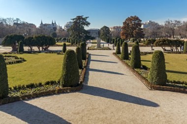 Madrid, İspanya - 22 Ocak 2018: Tipik sokakta Retiro Park City, Madrid, İspanya