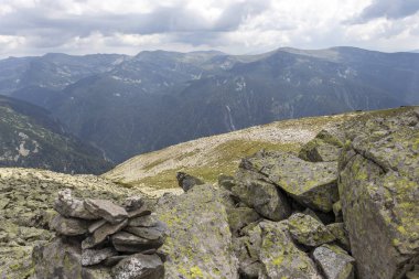 Prekorets tepesinden Kupen tepesine, Rila Dağı, Bulgaristan 'a uzanan patika manzarası