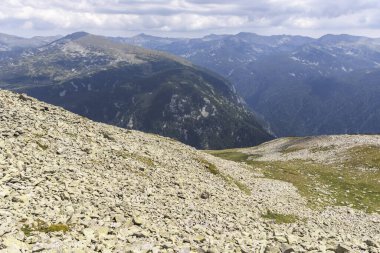 Prekorets tepesinden Kupen tepesine, Rila Dağı, Bulgaristan 'a uzanan patika manzarası