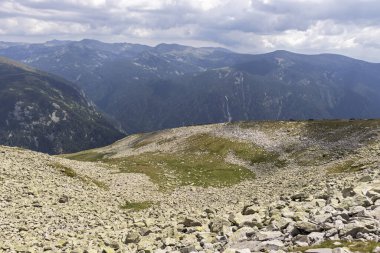 Prekorets tepesinden Kupen tepesine, Rila Dağı, Bulgaristan 'a uzanan patika manzarası