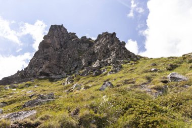 Prekorets tepesinden Kupen tepesine, Rila Dağı, Bulgaristan 'a uzanan patika manzarası